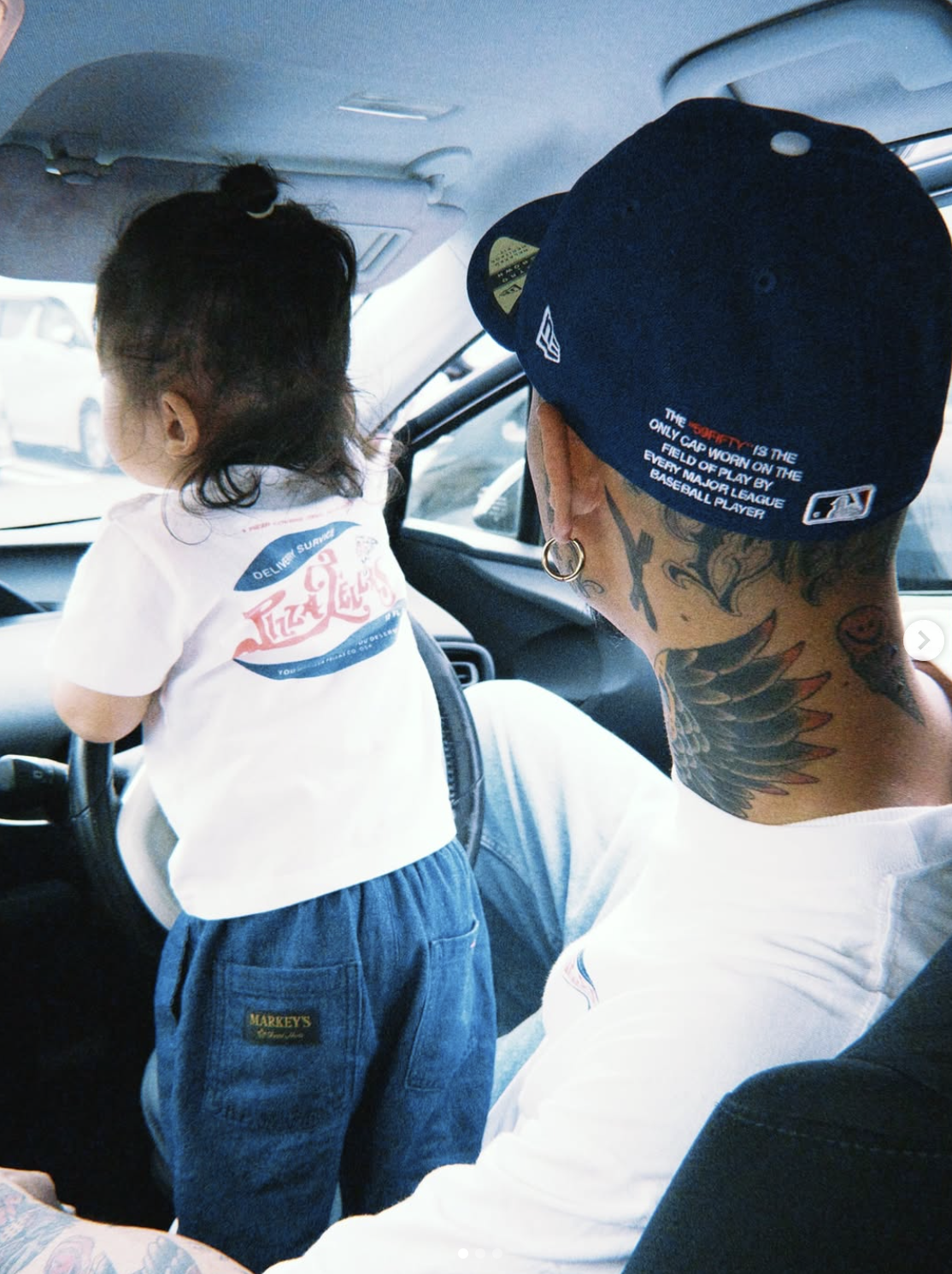 車内の親子とPIZZA FELLASのTシャツ